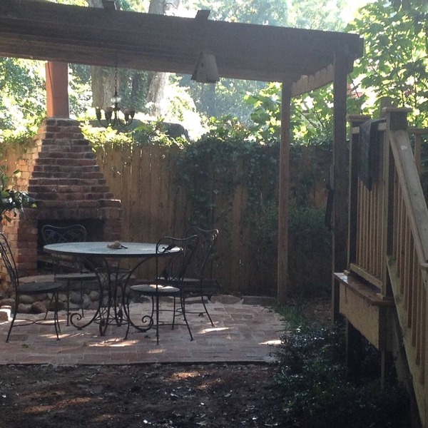 Private studio apt in old Mt Pleasant. 3 miles from beach.