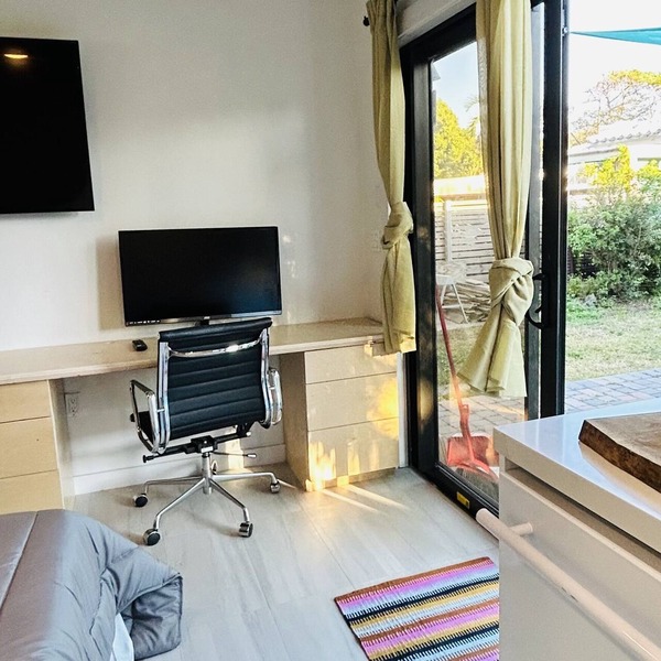 Private Studio Cottage in Beautiful historic Hollywood FL.