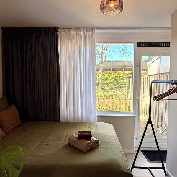 Private Studio I Waterfront garden I 20 min to Centre