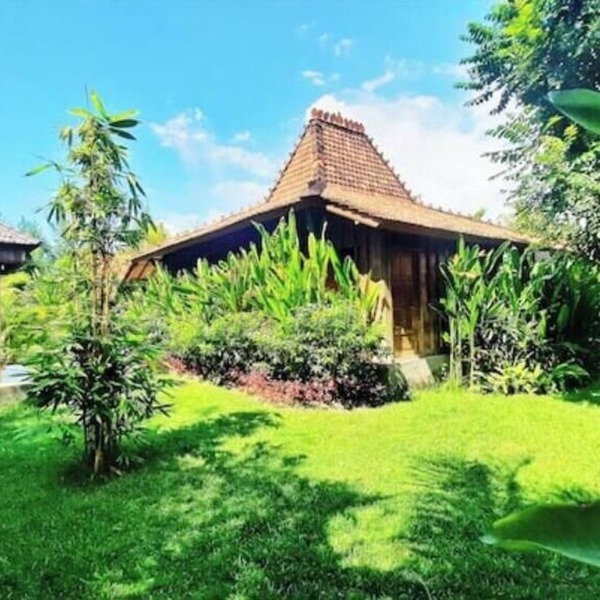 Private, tropical garden, authentic wooden house
