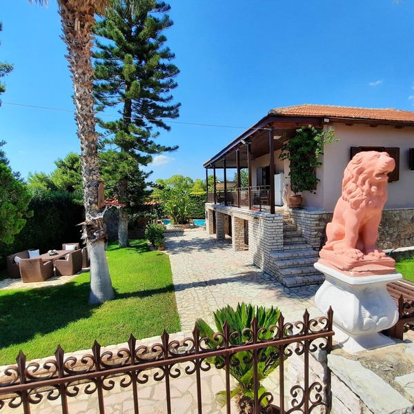 Private Villa with pool near the sea