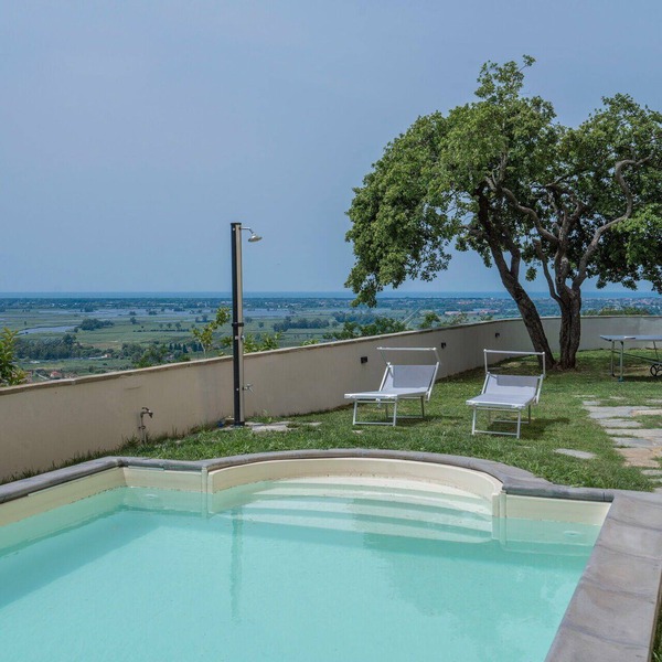 Private Villa with private pool, A/C, WIFI, TV, veranda, panoramic view, close to Viareggio