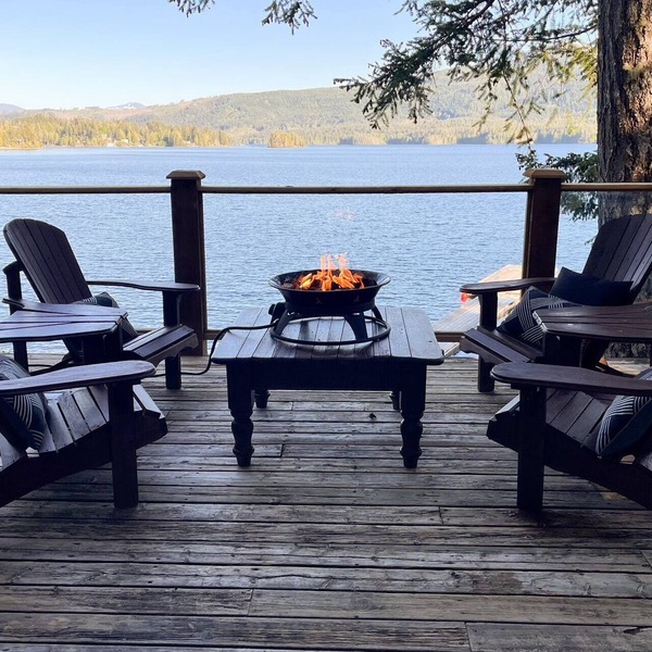 Private Waterfront Lakehouse on Sproat Lake. Quiet and Serene, Easy Access.