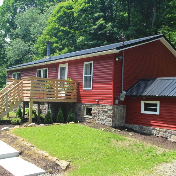 Private Year Round Getaway--Close to Ski Resorts, Fallingwater--with Hot Tub!