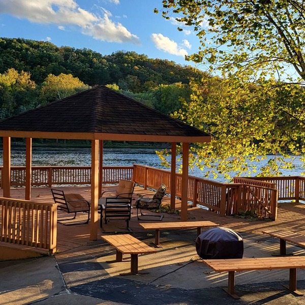 PROMO 5% WEEKLY AND 10% MONTHLY DISCOUNT! Beautiful river in front of home