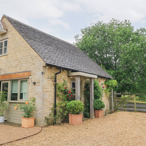 PUDDING HILL BARN COTTAGE, pet friendly, with a garden in Bibury
