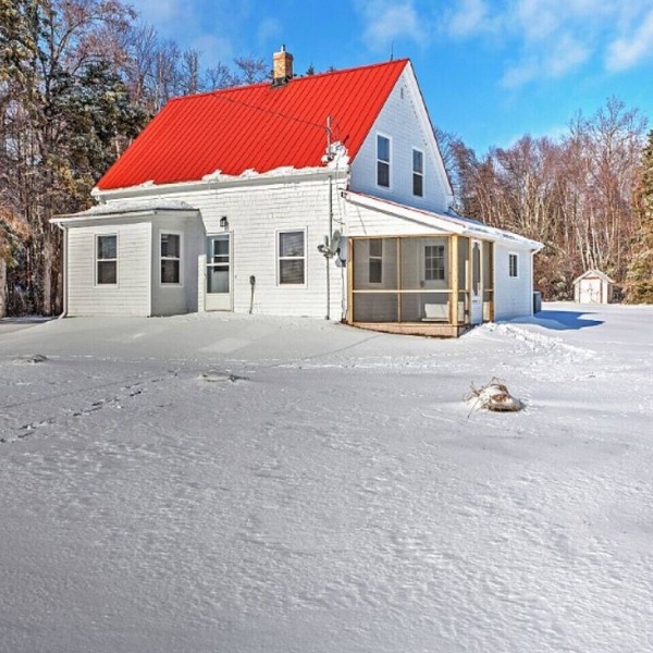 Quaint 2BR Plus Den Murray Harbour House W/Screened-in Porch