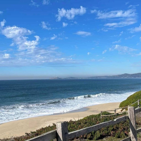 Quaint 3-bedroom house fenced yard firepit, WiFi HalfMoonBay 3 blocks from beach