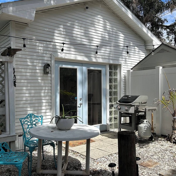 Quaint Beach Bungalow One block from the Gulf!