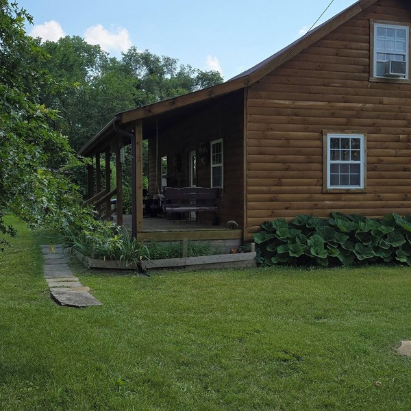 Quaint cabin with AC in Weaubleau