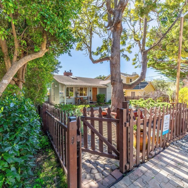 Quaint Carmel - Bungalow Close to Beach