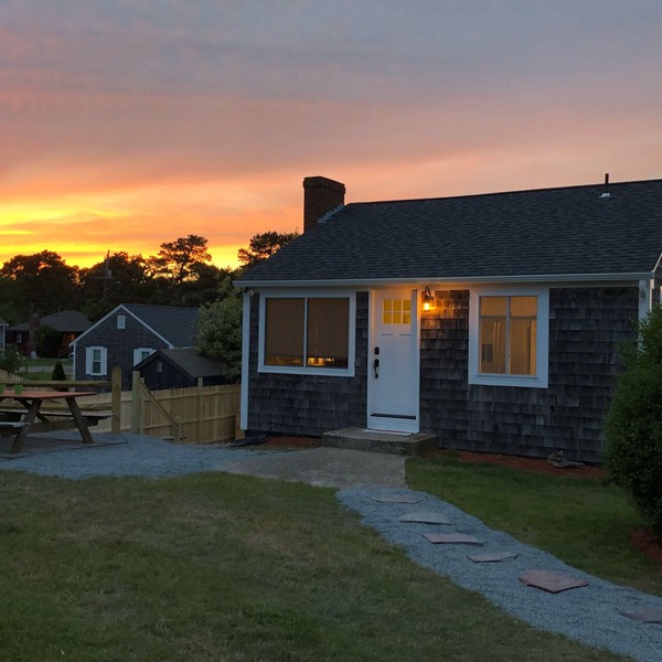 Quaint cottage 100 steps from the Beach