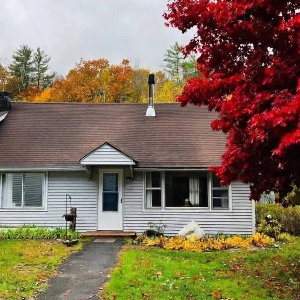 Quaint Cottage w/Peloton & Sauna near Hiking