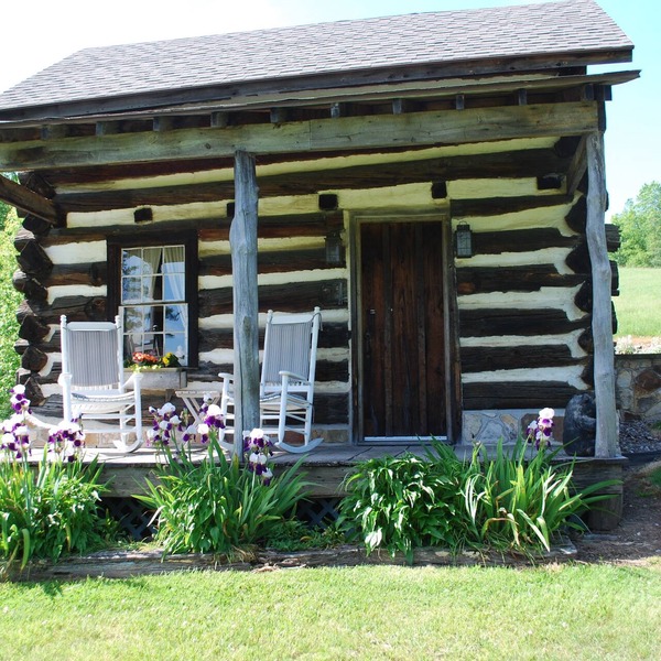 Quaint & cozy secluded log cabin for two situated on 200 acres in the mountains!