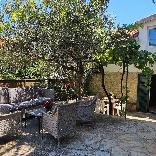 Quaint Old Stone Cottage, Fully Renovated, Just 50 m From Pebbly Beach