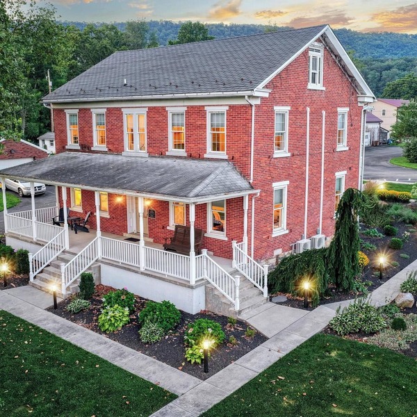 Quaint Studio Suite in Historic Farmhouse - Nearby river access and hiking!
