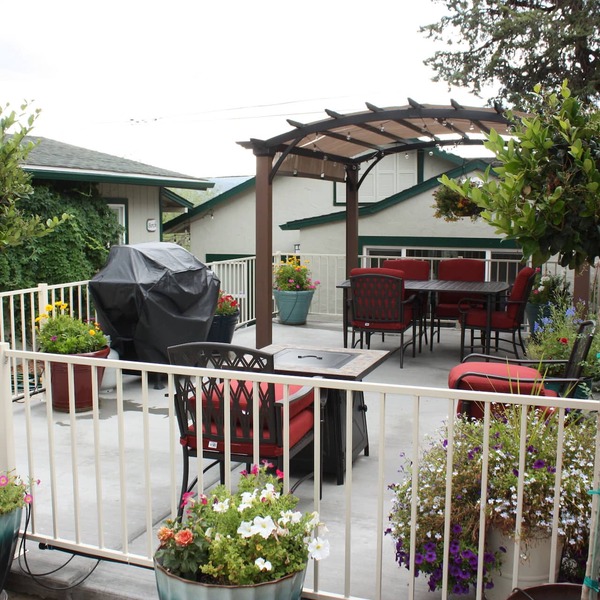 Quaint Studio, Walk downtown, Pet friendly, fenced yard, covered patio
