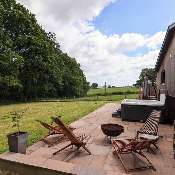 QUANTOCK BARN, pet friendly, country holiday cottage in Honiton