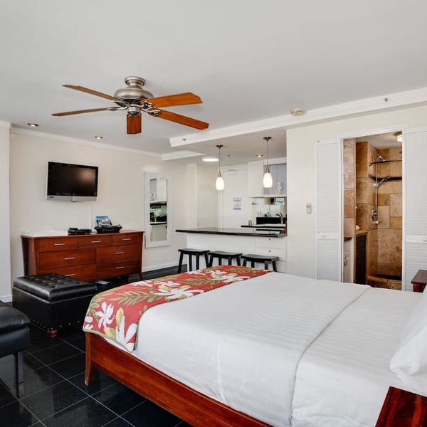 Queen Bed Waikiki Studio 918 @ Waikiki Grand Hotel® Honolulu Hawaii Full Kitchen