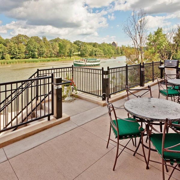 Queen Studio with a River View | Just a Stroll from the University of Rochester