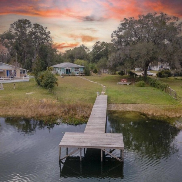 Quiet 3-bedroom lakefront house. Family/dog friendly. Wi-Fi.