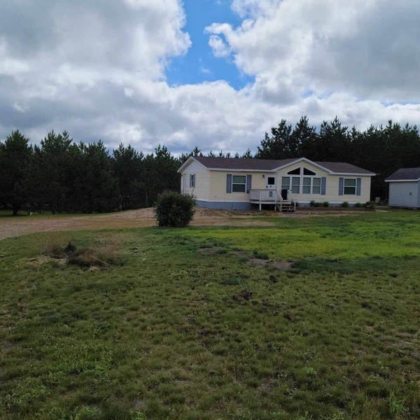 Quiet 3bed 2bath house. Large parking area. Great location. quiet neighborhood