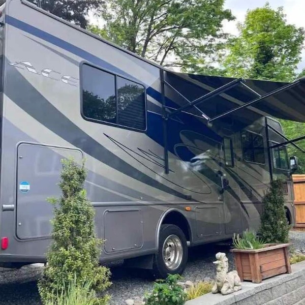 Quiet Backyard Class A Motorhome. Near Airport and Light Rail