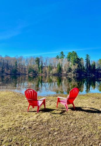 Quiet Bay Lakeside Escape
