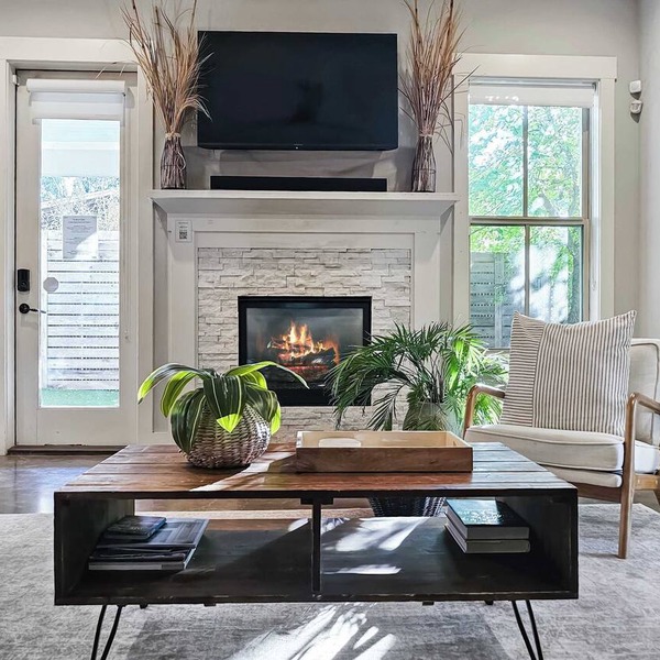 Quiet Central Austin Retreat For 16. Walk to SoCo, Downtown & Barton Springs!