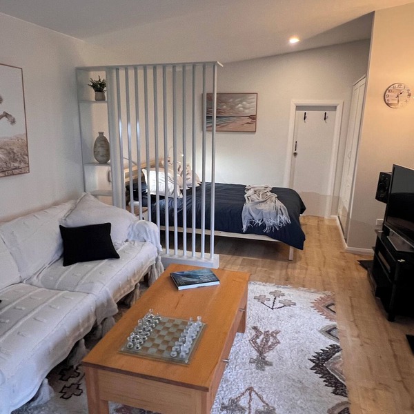Quiet, comfortable, self-contained studio in great beachside/lakeside location!