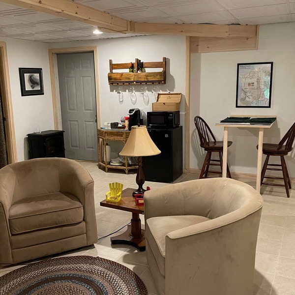 Quiet, comfy guest quarters just three miles from Freeport! And only one unit!