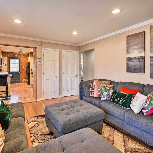 Quiet Commack Cottage w/Pool, 8 Mi to Beach!