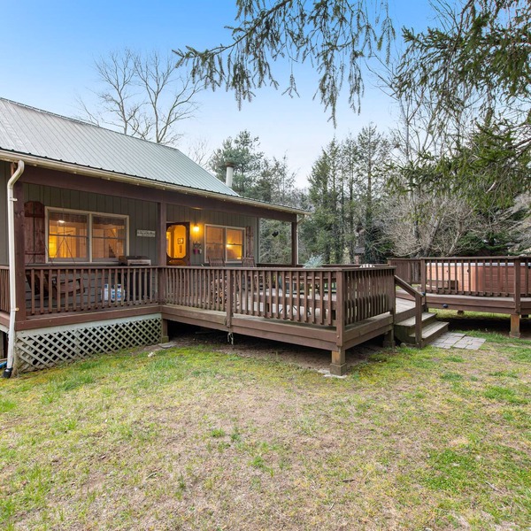 Quiet dog-friendly riverfront house with large back deck, hot tub, fireplace