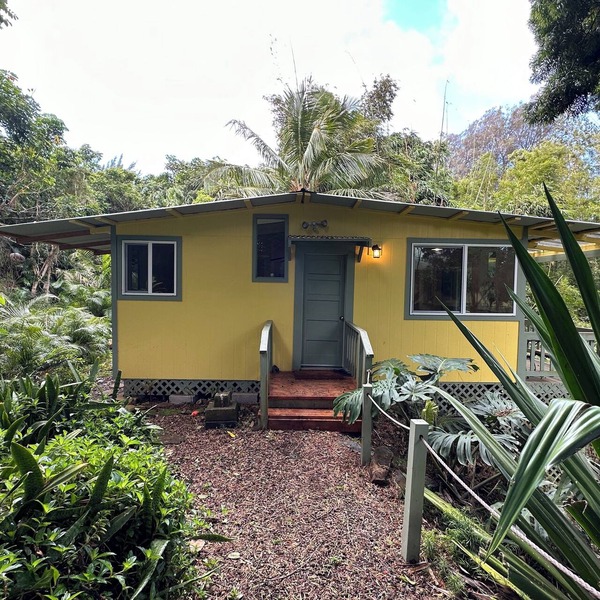 Quiet eco-friendly studio nestled in Bamboo grove minutes from Hawi town