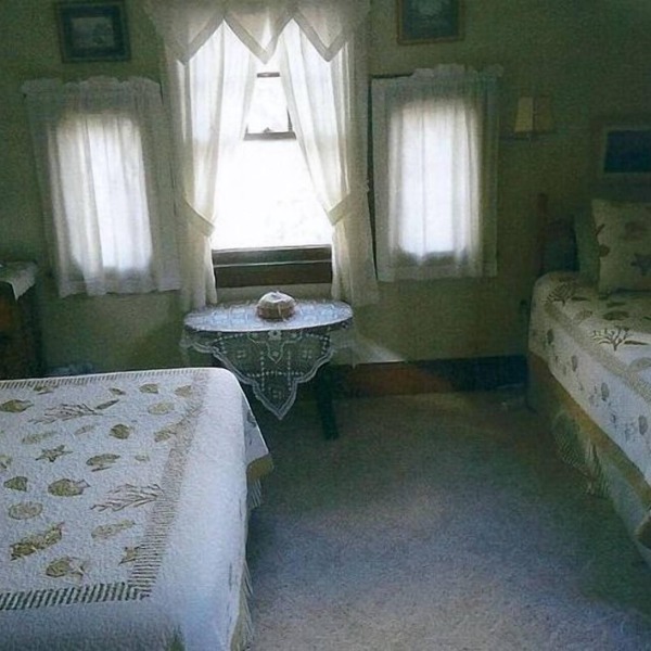 Quiet Getaway Within Walking Distance of the Beach and Mall.