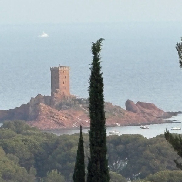 Quiet house with terrace, magnificent sea view, facing Golden Island