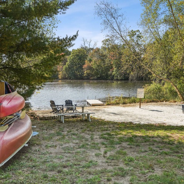 Quiet Lakeside Home for Displaced, Relocating and Professional Families with EV