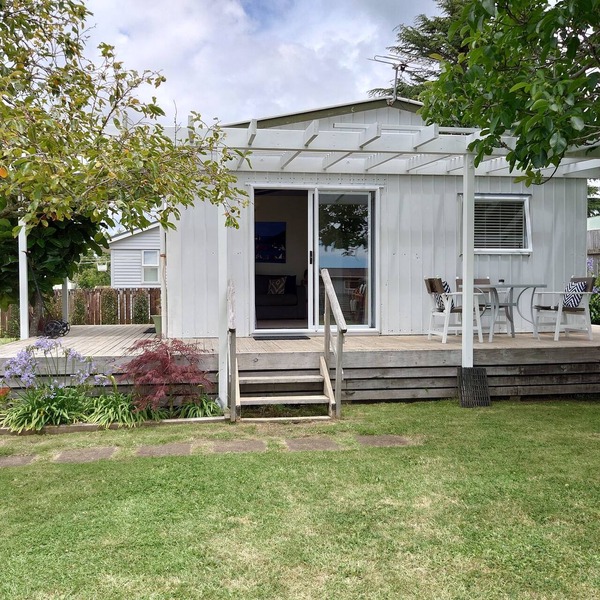 Quiet little batch just 5min walk from shops