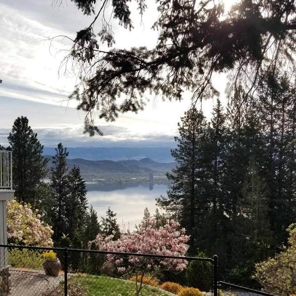 Quiet location with stunning view, close to downtown, wineries, beaches