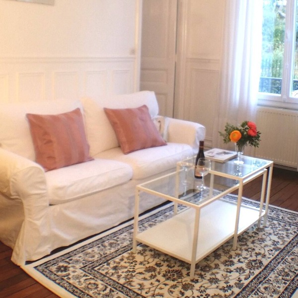 Quiet, newly decorated apartment in Paris left bank, right at the park