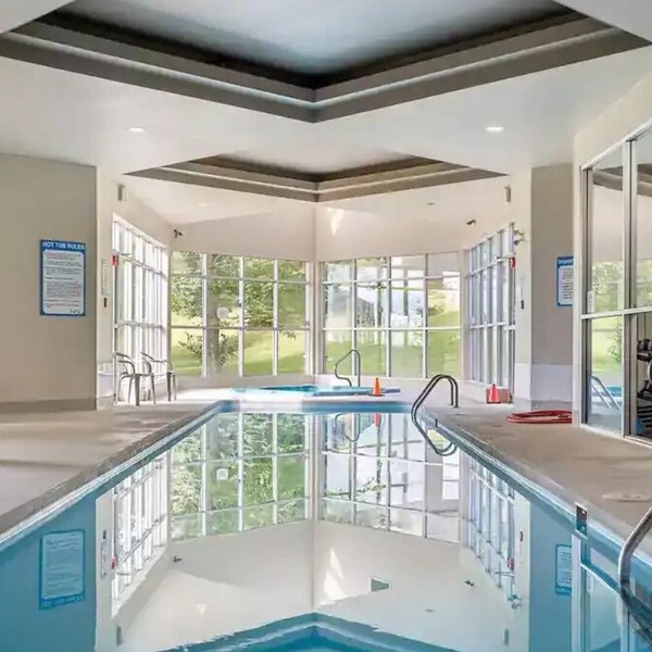 Quiet Penthouse Chalet w/ Pool, Spa & Gym. Easy Access To Downtown & Mountains.