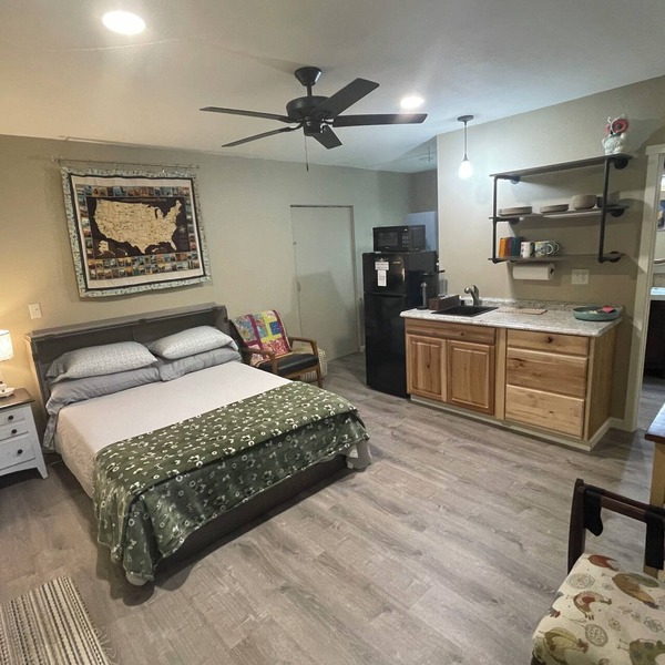 Quiet, pet friendly country studio in quaint Albany just minutes from town