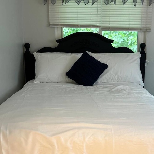 Quiet private room with workspace, free parking & fast Wi-Fi near base & beach