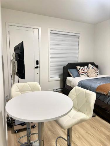 Quiet Private Room Victoria - PS5, Fast WiFi, Parking
