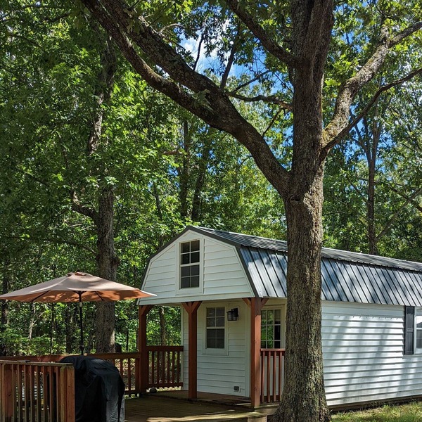 Quiet, secluded tiny house that sleeps 6 +