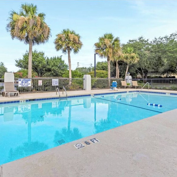 Quiet Space for Charleston Adventures–Minutes from Local Gems