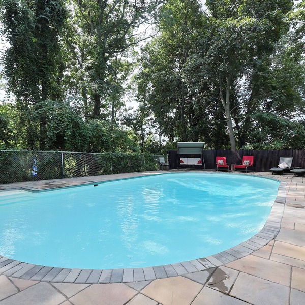 Quiet, upscale Boston Suburb stay-fast access to Boston hub & hospitals STR25-22