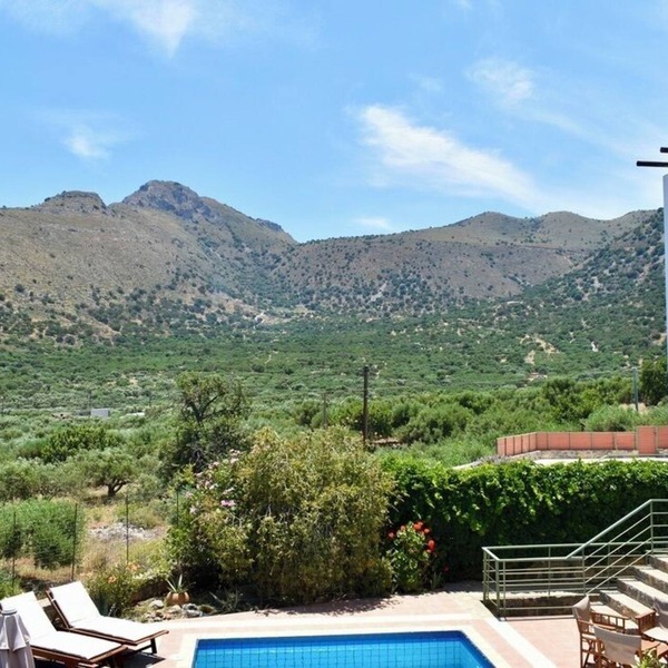 Quiet villa with pool, 3 bed 2 bath, short walk to Elounda village and beach