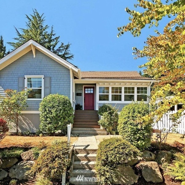 Quiet West Seattle Bungalow w/fenced in yard - 5 mins walk to beach!