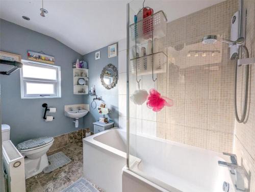 Quirky large Victorian house with private parking
